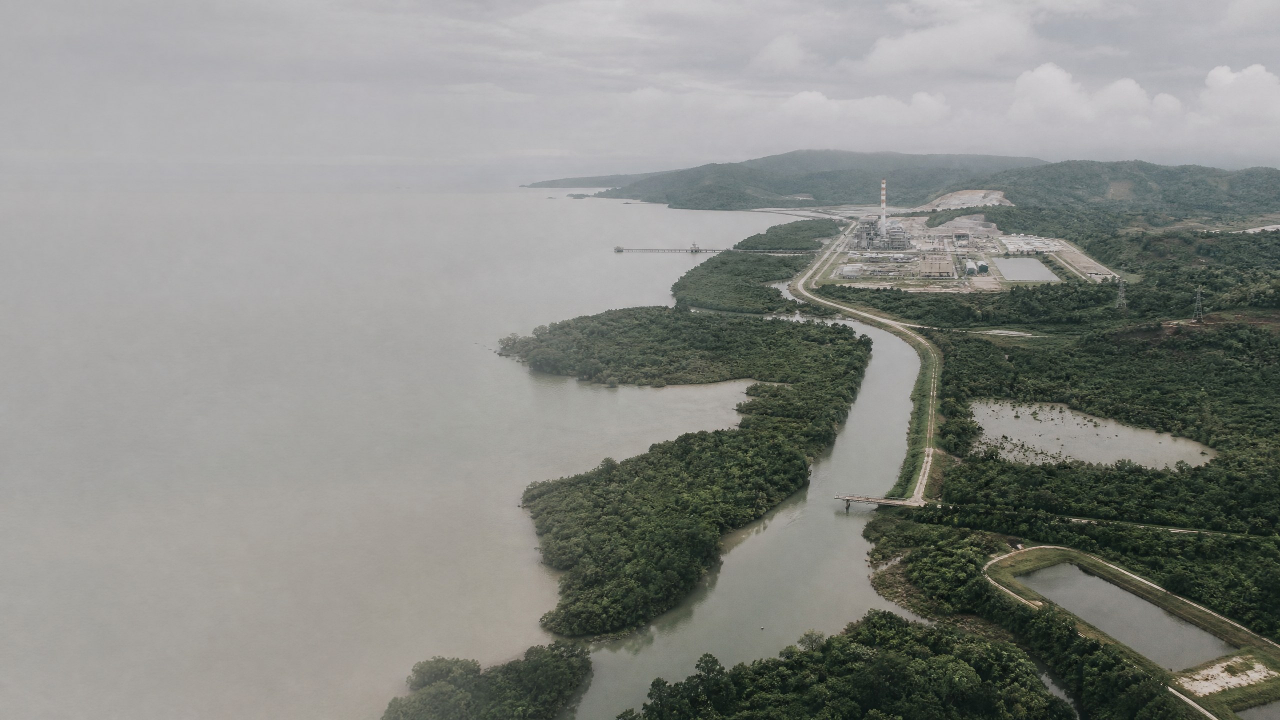 Sungai, mangrove, dan kawasan industri dilihat dari udara